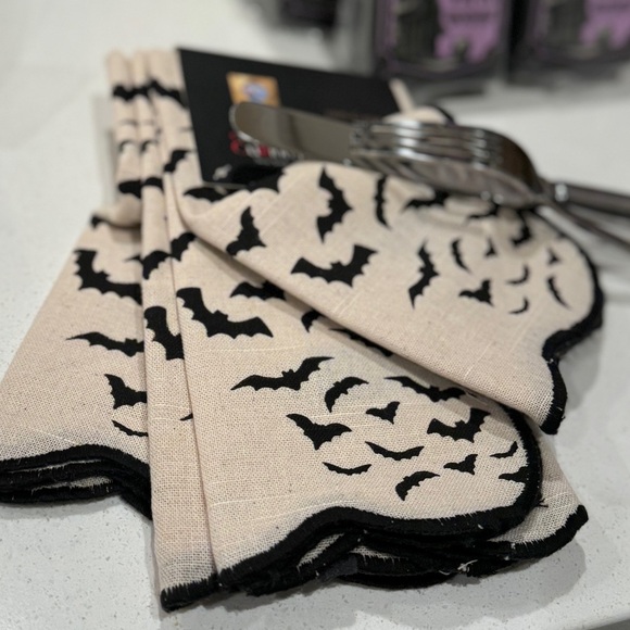 Cynthia Rowley dinner table napkins - Picture 10 of 10